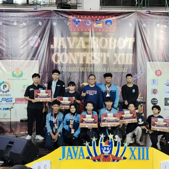 Denendra Kenzie dan Muhammad Navarro meraih Juara Best Desain Robot Transporter di PENS