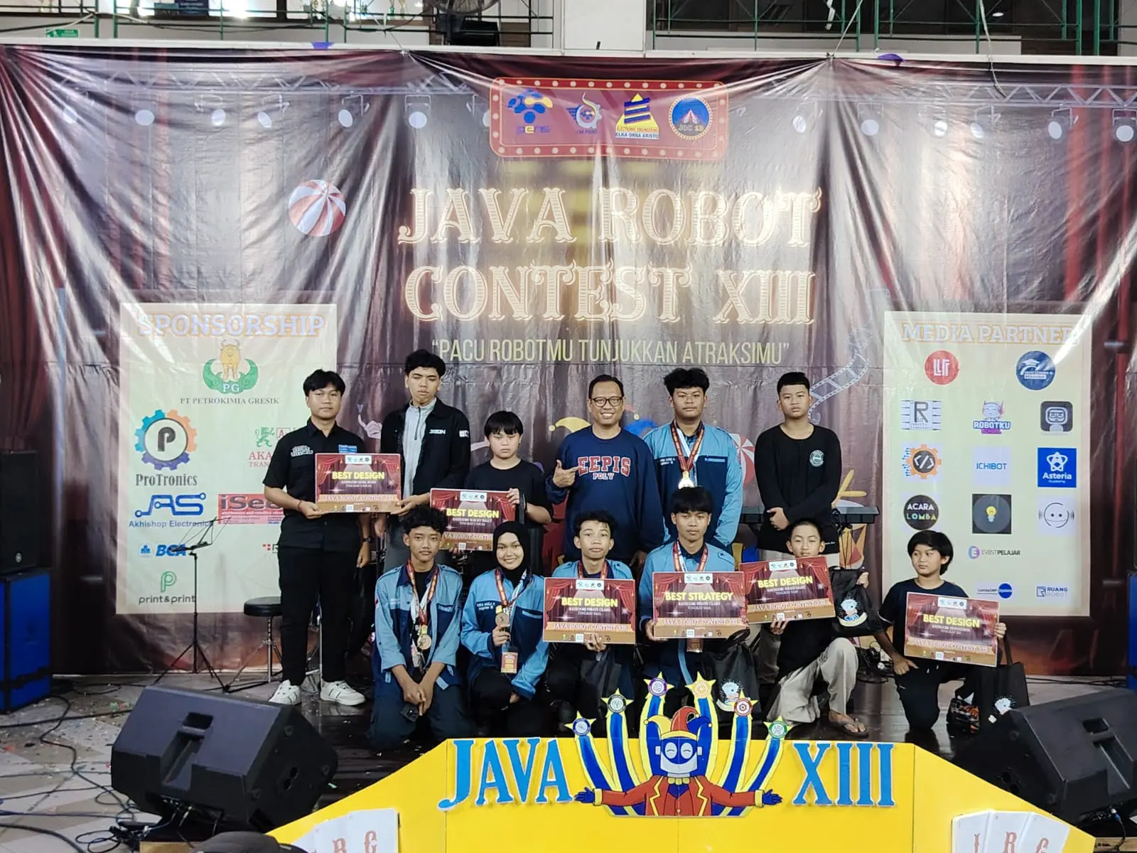 Denendra Kenzie dan Muhammad Navarro meraih Juara Best Desain Robot Transporter di PENS