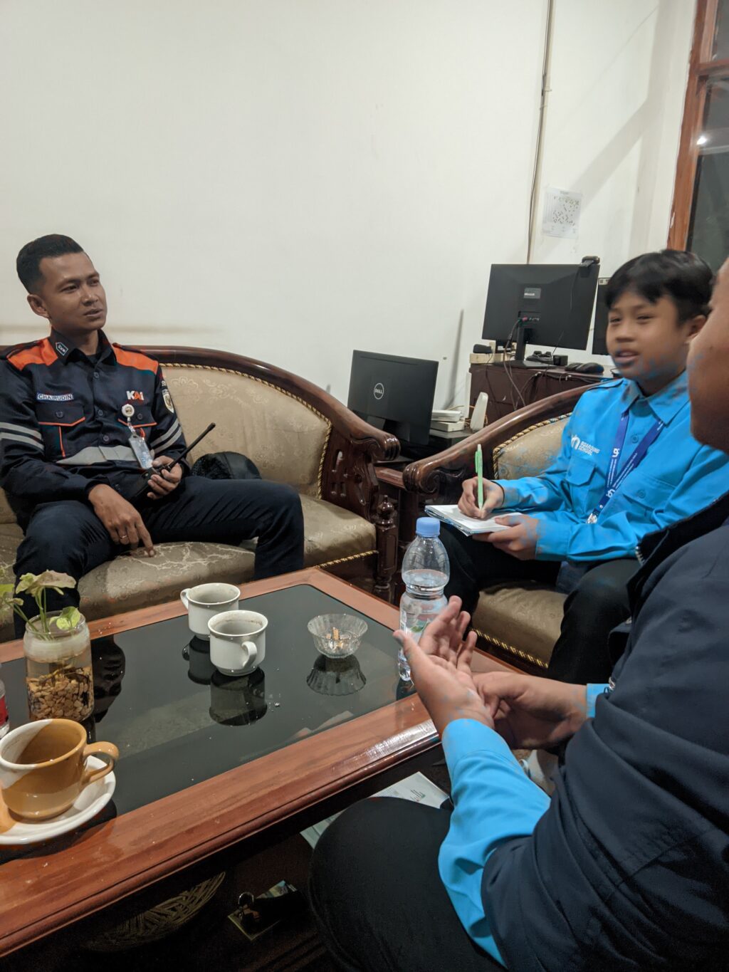 Siswa IDN mewawancarai petugas KAI