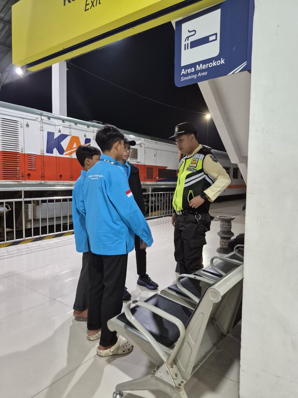 Siswa IDN mewawancarai petugas KAI