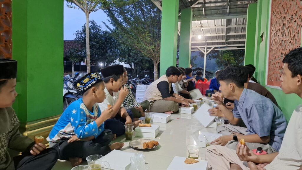 IDN Jonggol Buka Puasa Bersama Warga Desa Sukanegara