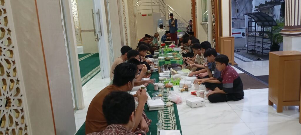 IDN Jonggol Buka Puasa Bersama Warga Desa Sukanegara